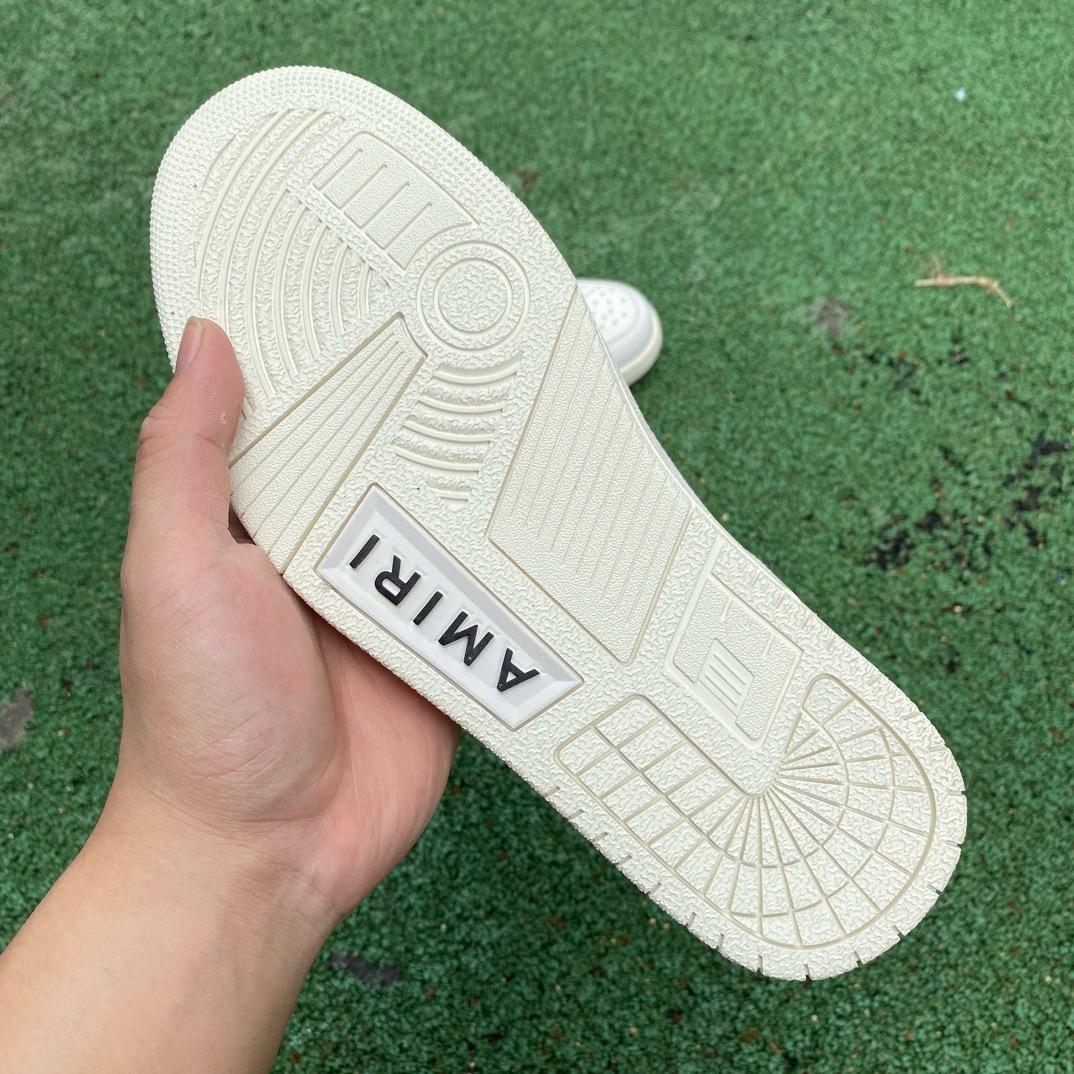 AR1M1 Low-Top Sneaker