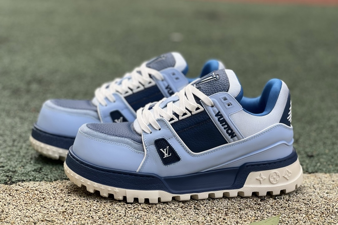 LV TRAINER MAXI Porcelain blue