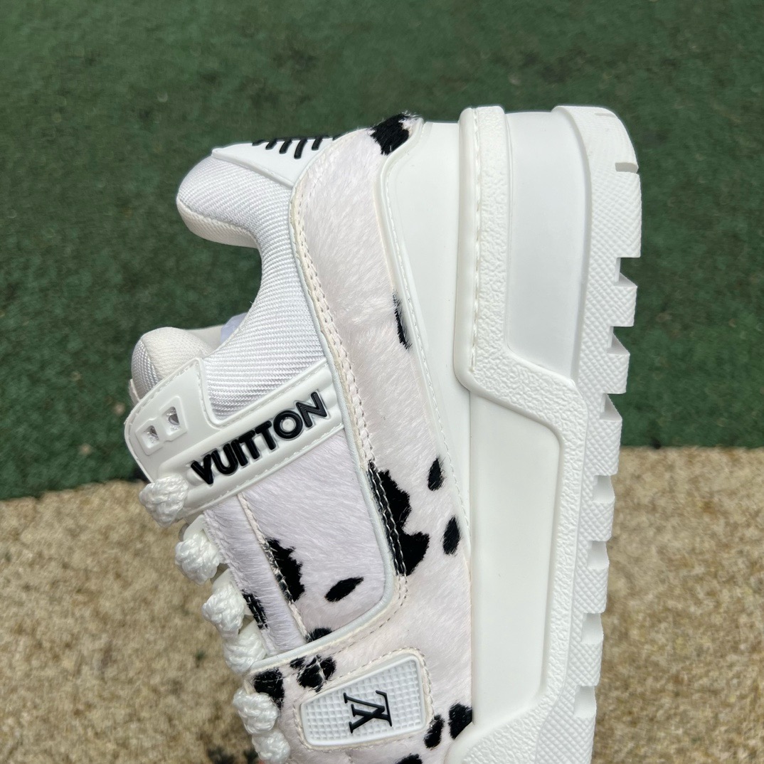 LV TRAINER MAXI White and black spots