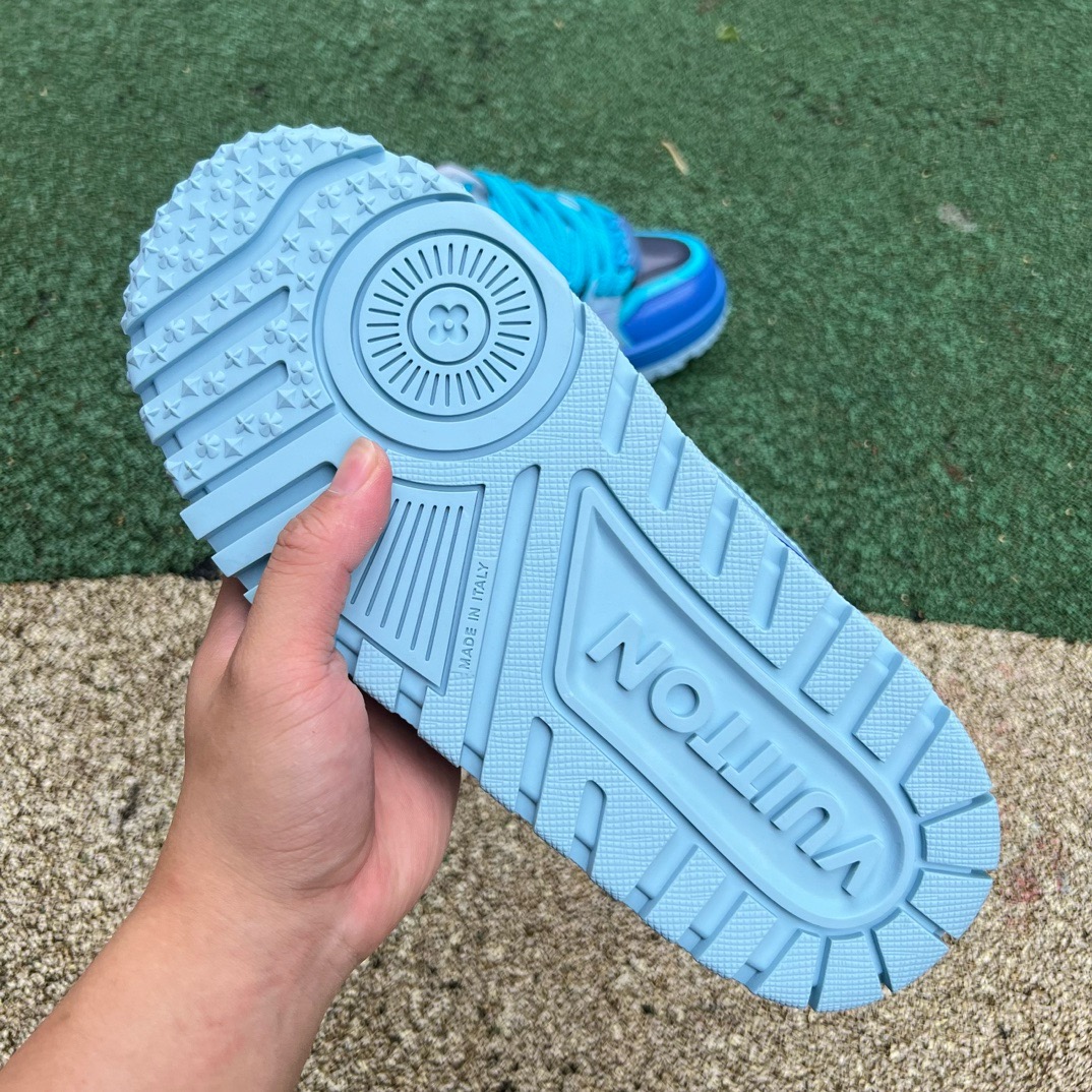 LV TRAINER MAXI Blue patent leather